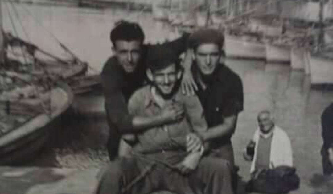 Archivo familiar Bayle–Navarra: tres hombres en el puerto